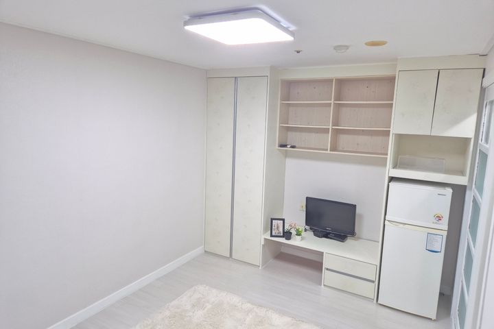 Suwon Mangpo, 1-room apartment right next to 5th image