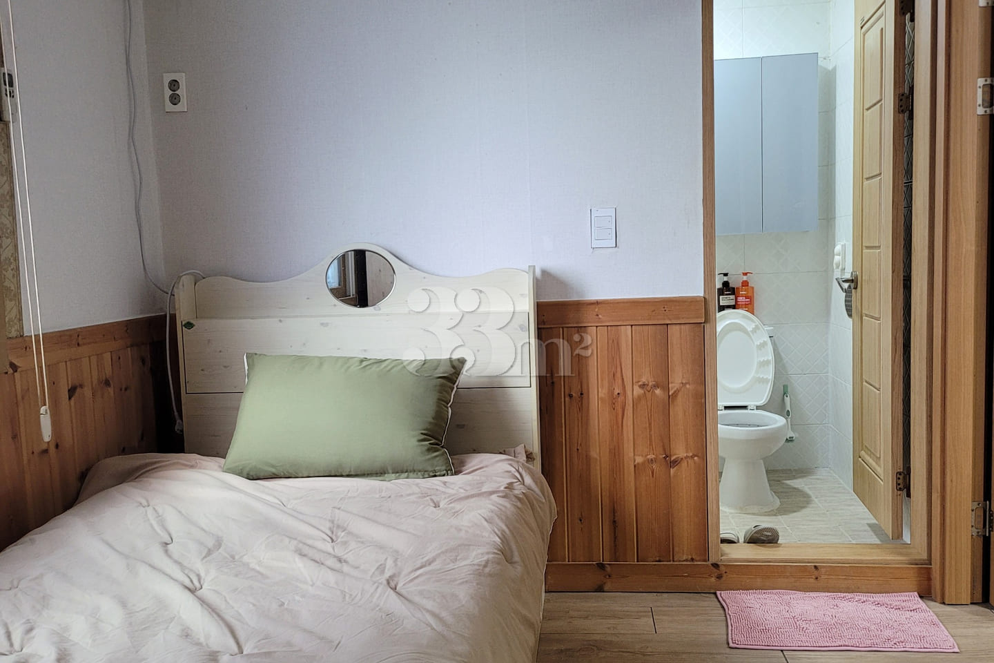 Wood-toned 1.5-room unit on the second floor 0th image