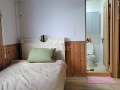 Wood-toned 1.5-room unit on the second floor 0th image