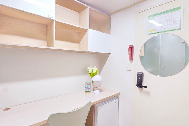 Studio apartment with an exterior window for  1th image