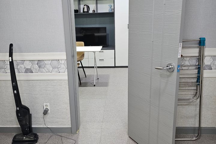 Two-room unit (No. 106) with convenient trans 5th image