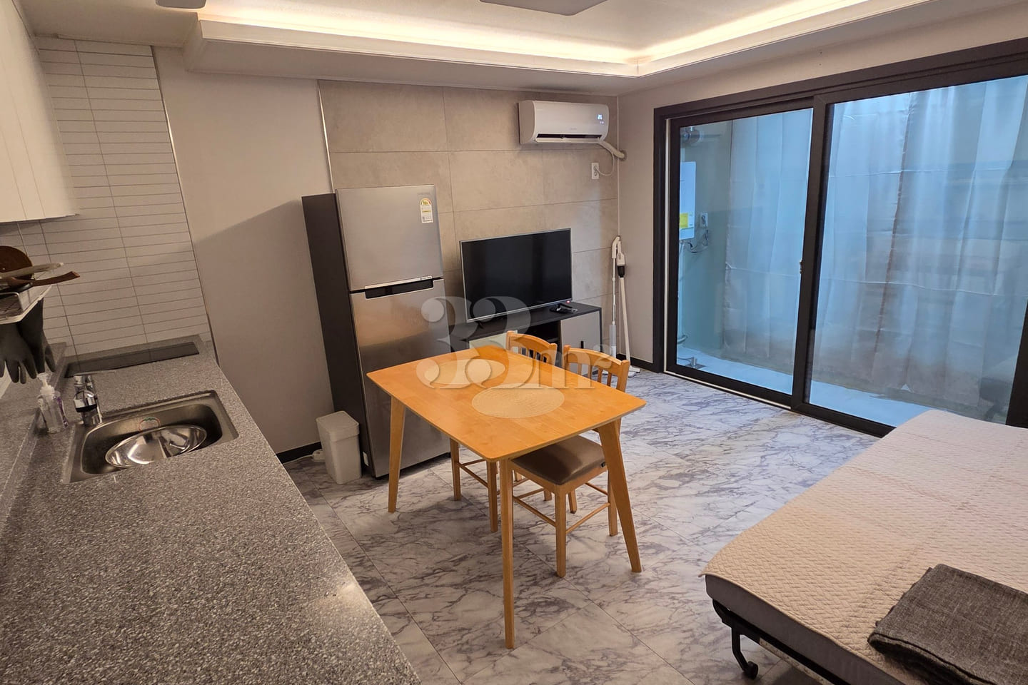 Fully furnished new-build 1.5-room unit 0th image