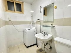 Room 207 7th image
