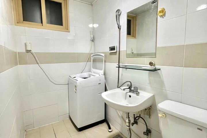 Room 207 7th image