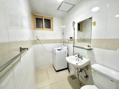 Room 207 8th image