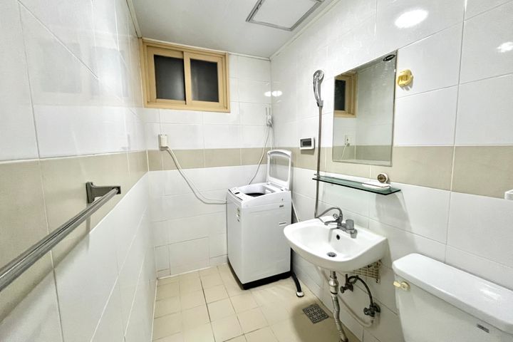 Room 207 8th image