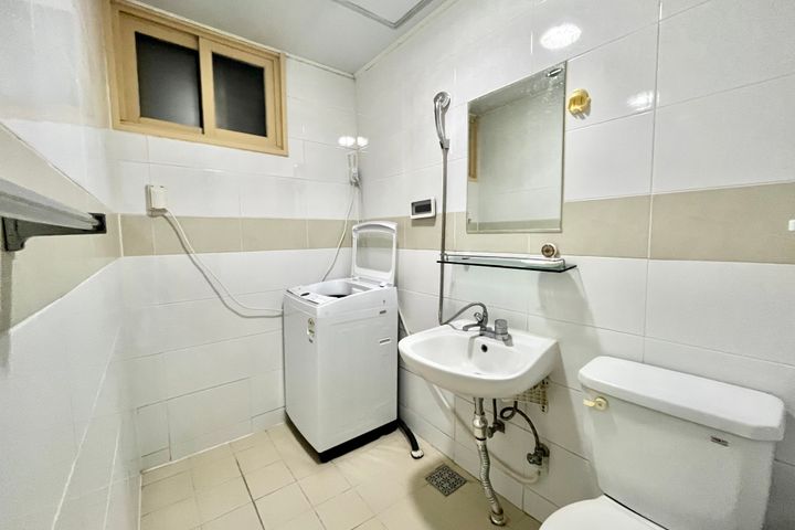 Room 207 6th image