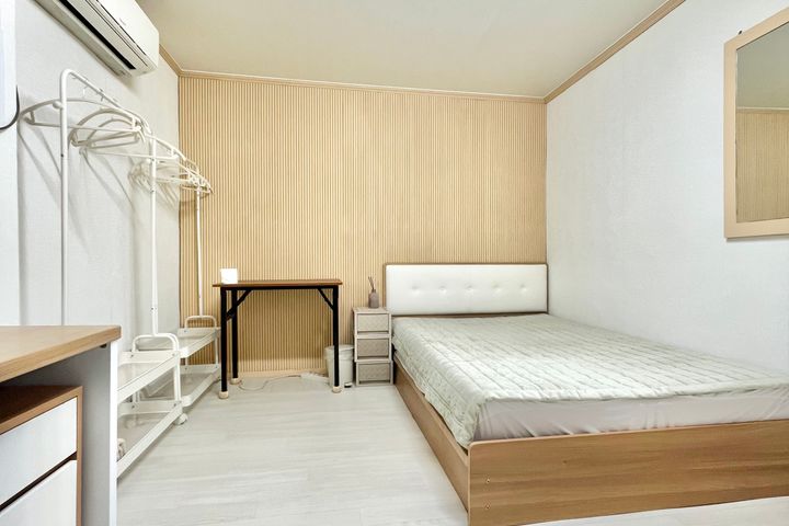 Room 201 4th image