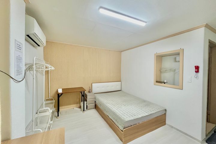 Room 201 7th image