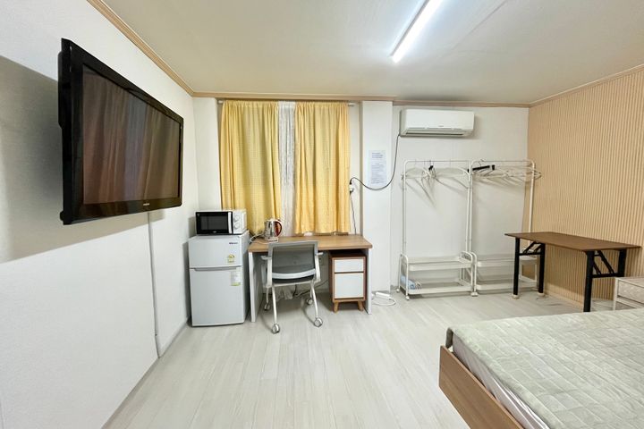Room 201 12th image