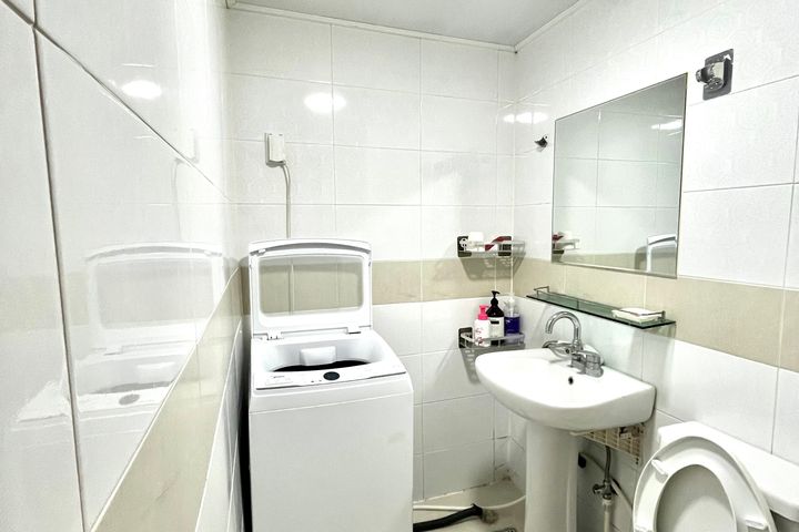 Room 201 15th image
