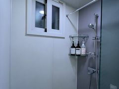 A bright and comfortable home. 14th image