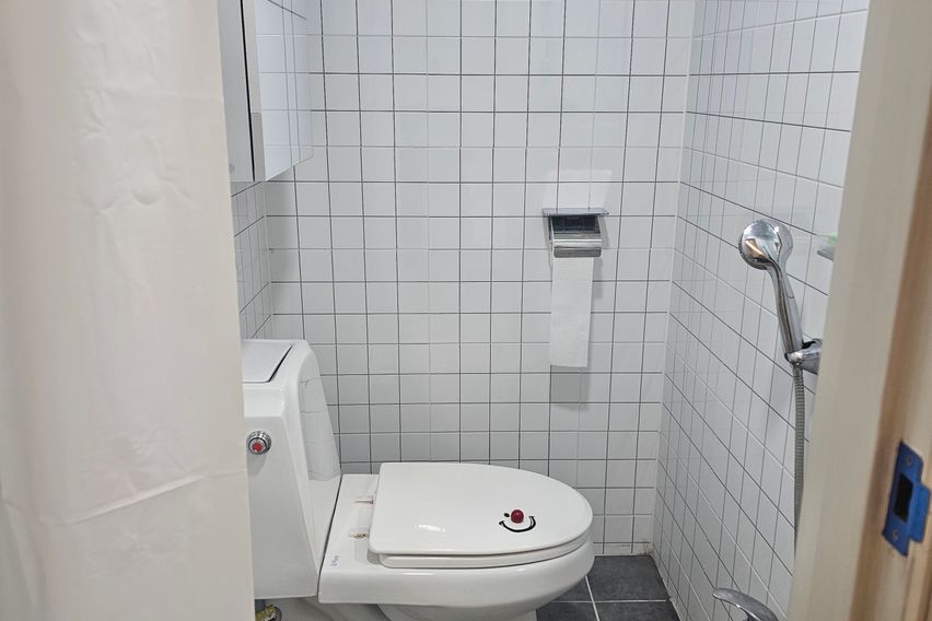 B룸(2인실)-창측침대