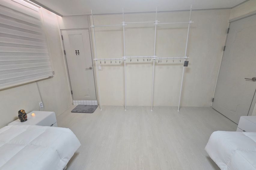 B룸(2인실)-창측침대