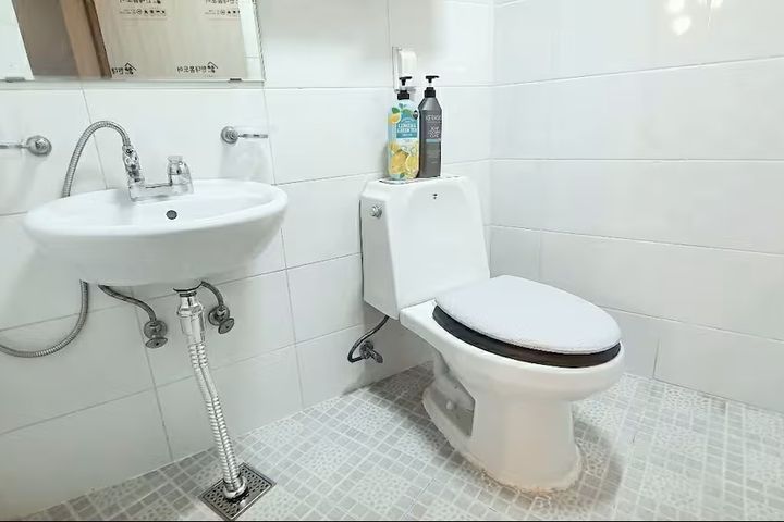 Cozy two-story studio, 3 minutes from Seoul S 5th image