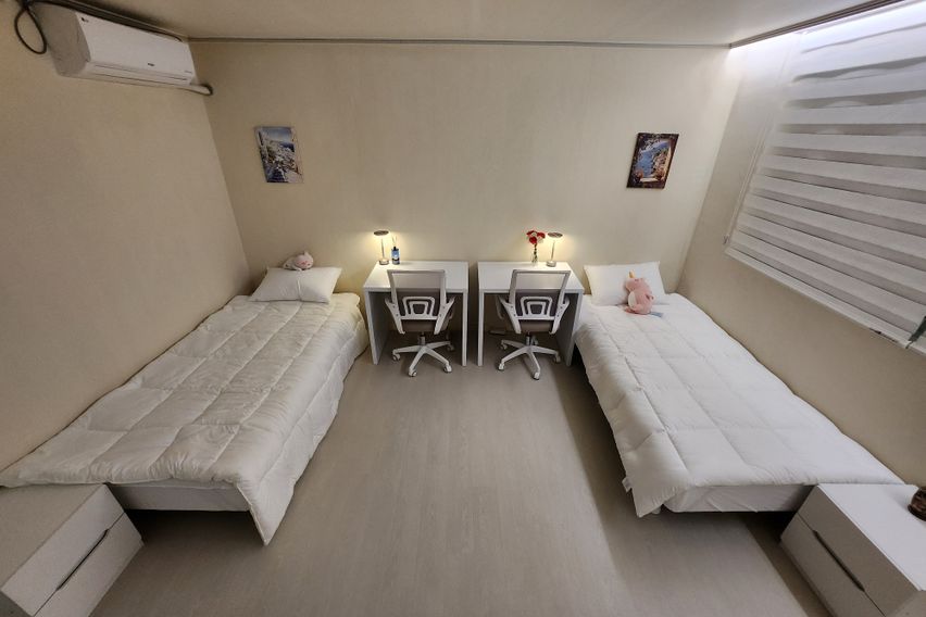 B룸(2인실)-창측침대