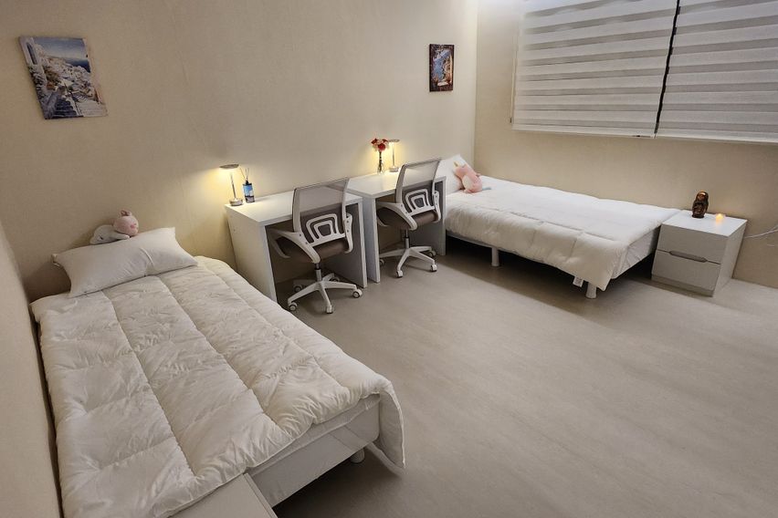 B룸(2인실)-창측침대