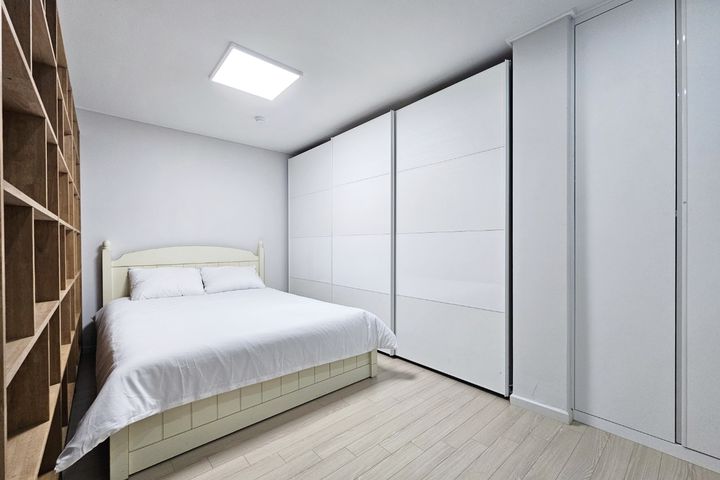 Clean 3-room, 2-bathroom apartment in Dogok-d 10th image