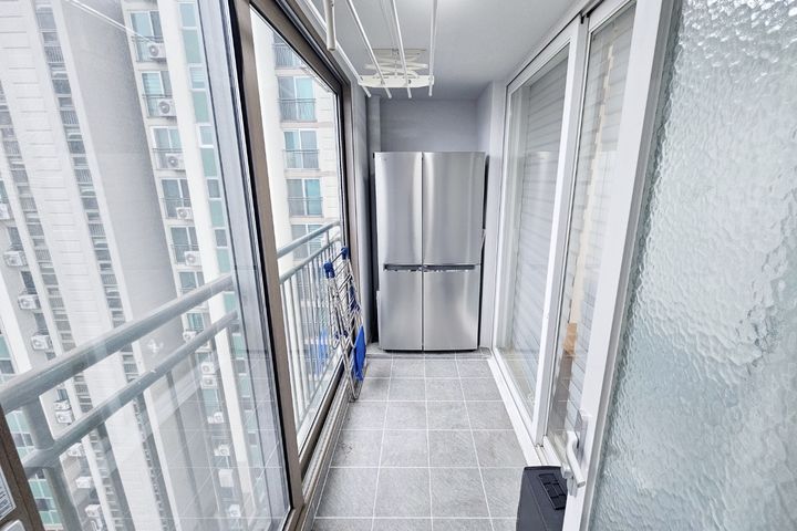 Clean 3-room, 2-bathroom apartment in Dogok-d 16th image