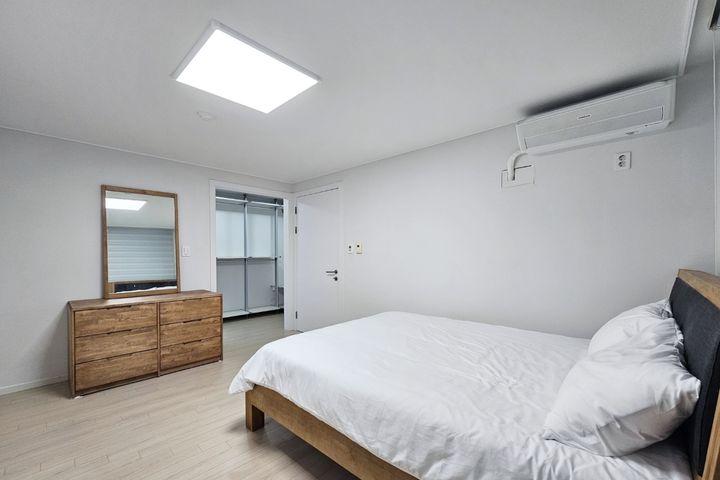 Clean 3-room, 2-bathroom apartment in Dogok-d 6th image
