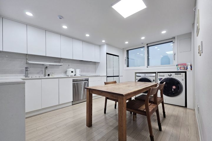 Clean 3-room, 2-bathroom apartment in Dogok-d 3th image