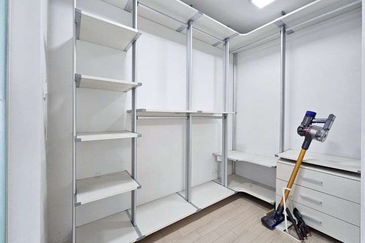 Clean 3-room, 2-bathroom apartment in Dogok-d 8th image