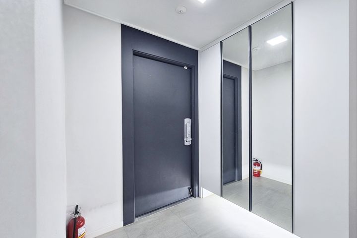 Clean 3-room, 2-bathroom apartment in Dogok-d 15th image