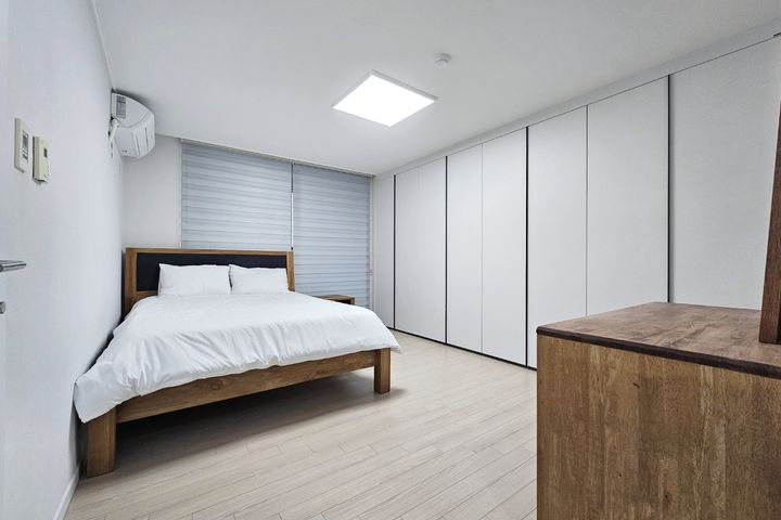 Clean 3-room, 2-bathroom apartment in Dogok-d 5th image