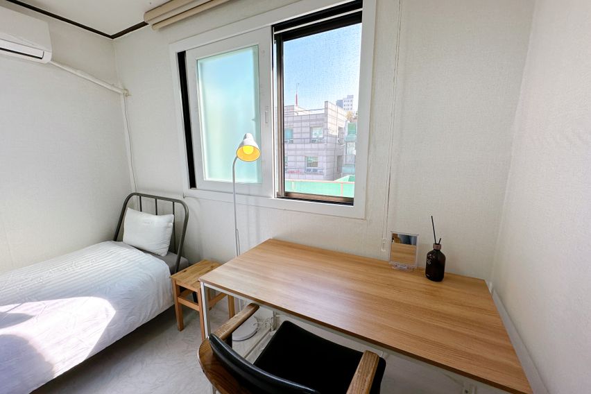 홍대합정 채광 좋은 방