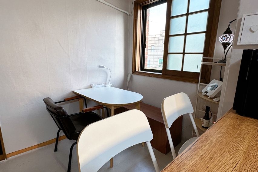 홍대합정 채광 좋은 방