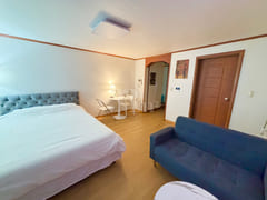Cozy, fully furnished studio apartment in Yeo 13th image