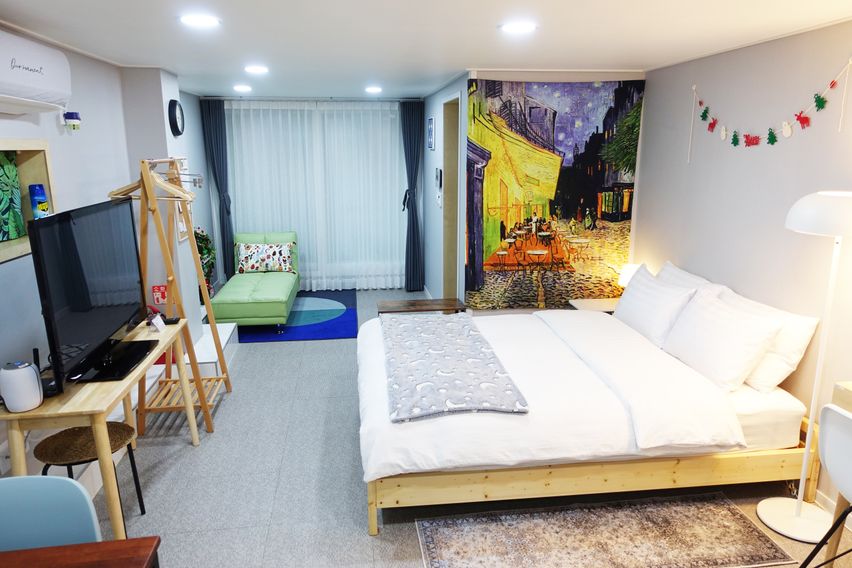 3 minutes from Hongik University Station Exit 4th image