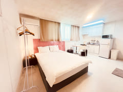 5-minute walk from Hongik University Station, 1th image