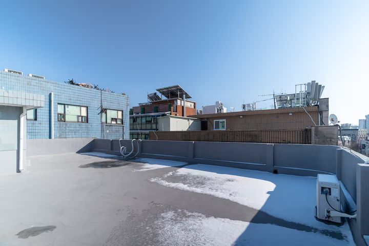Netflix/+Rooftop 19th image