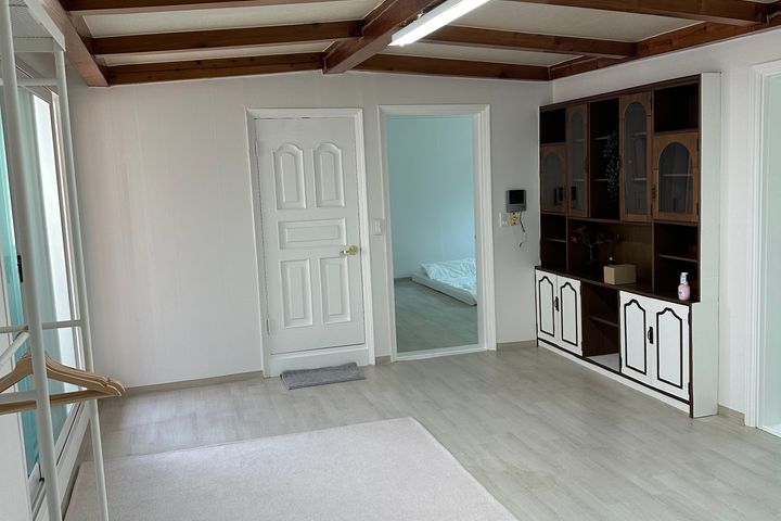 J House 15th image