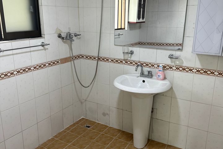 J House 8th image