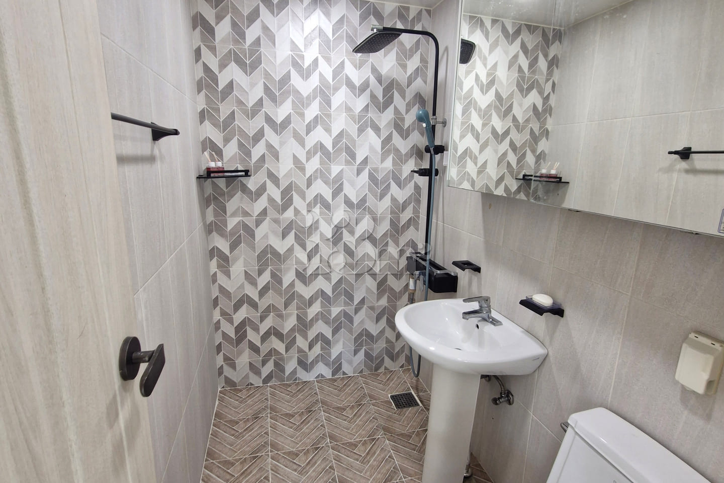 3 bedrooms, 2 bathrooms, elevator 5th image