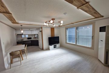 3 bedrooms, 2 bathrooms, elevator