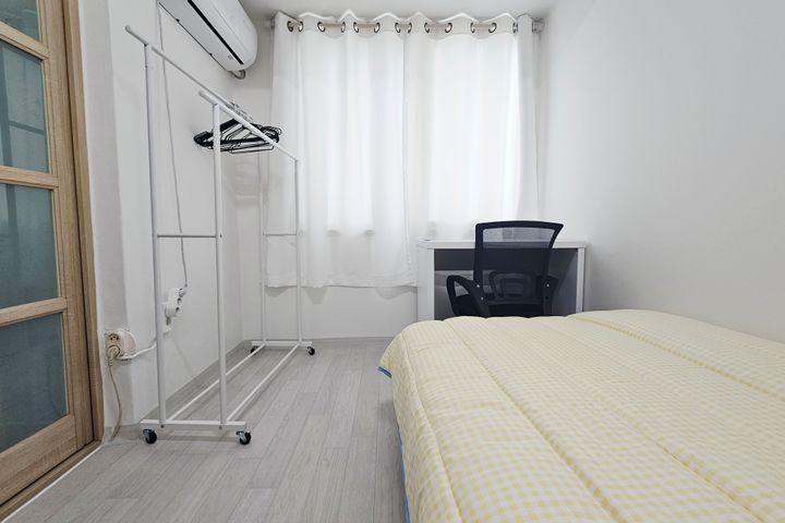 Neat Single Room B - Women Only 1th image