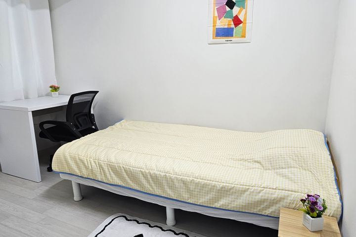 Neat Single Room B - Women Only 4th image