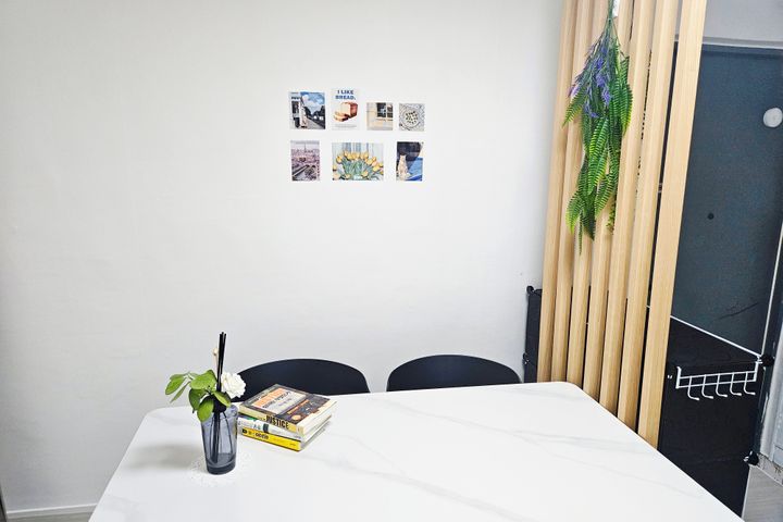 Neat Single Room B - Women Only 6th image