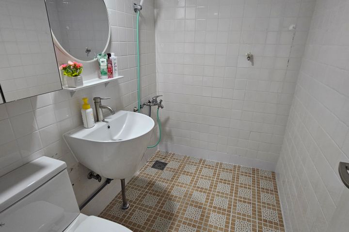 Neat Single Room C - Women Only 13th image