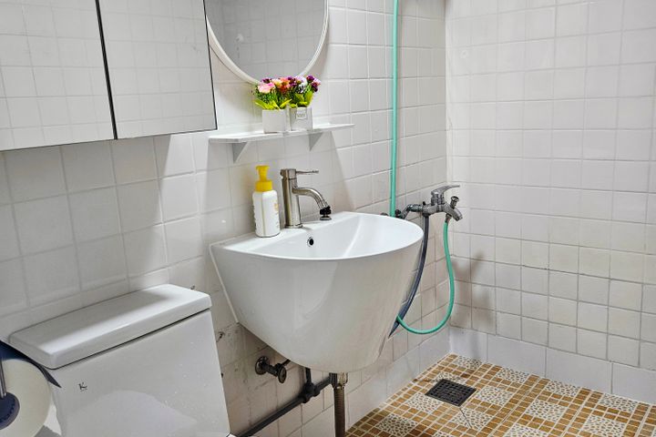 Neat Single Room B - Women Only 12th image