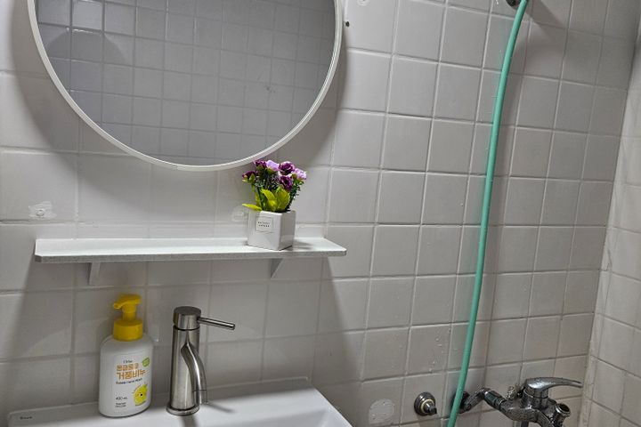 Neat Single Room B - Women Only 13th image