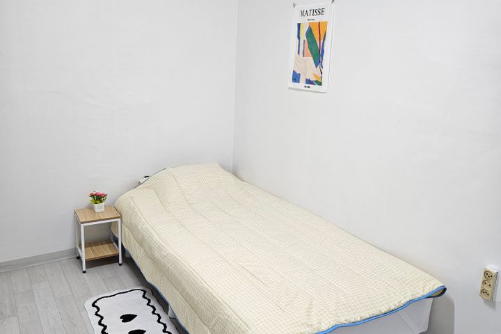 Neat Single Room C - Women Only 1th image