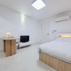 공원 앞 화이트 룸 방 이미지