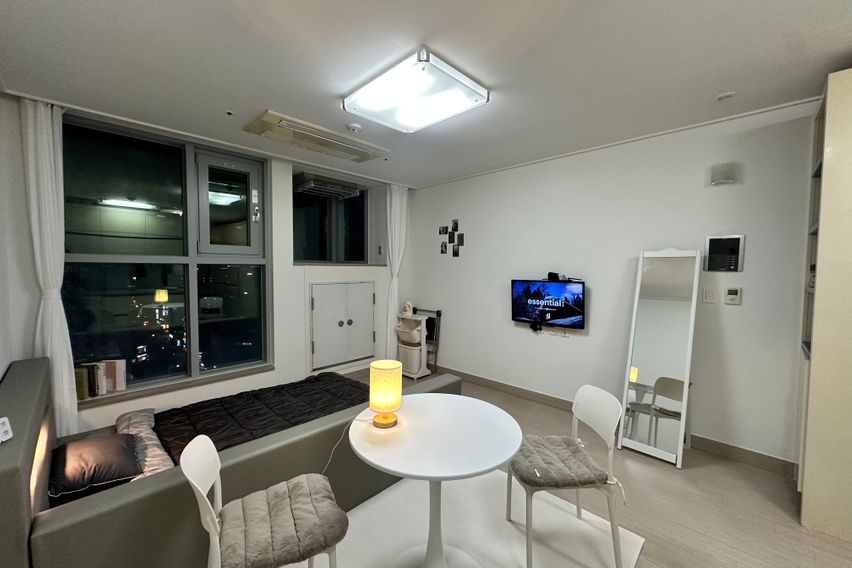 2-minute walk from Jeonpo Station ☀️ Warm Hou 4th image