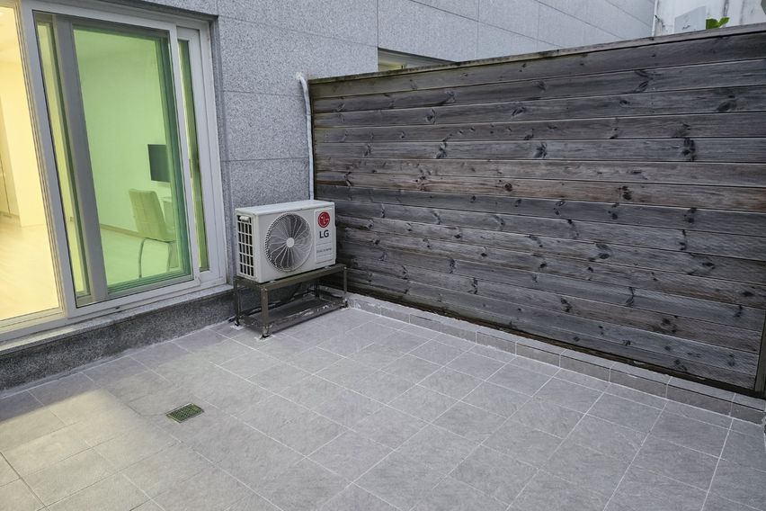 넓은 테라스를 품은 방