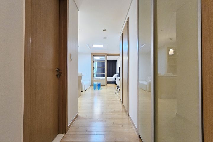 Studio with separate kitchen, 1 minute from L 1th image