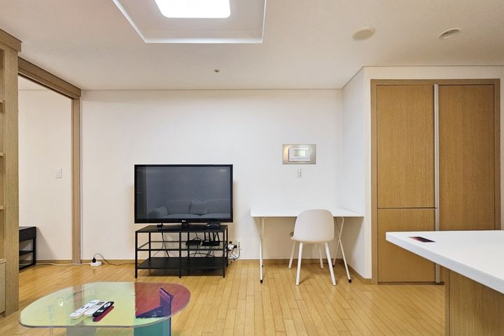 Studio with separate kitchen, 1 minute from L 3th image